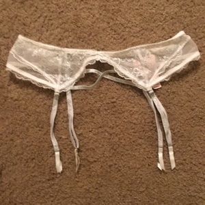 NWT Victoria’s Secret lace garter belt m/l
